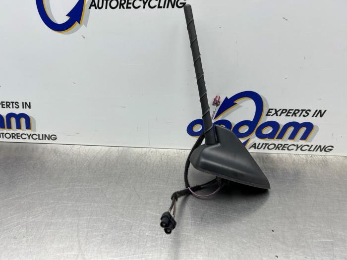 Używane Antena Ford Fiesta 7 1.0 EcoBoost 12V Hybrid 125 Cena € 35,00 Procedura marży oferowane przez Gebr Opdam B.V.