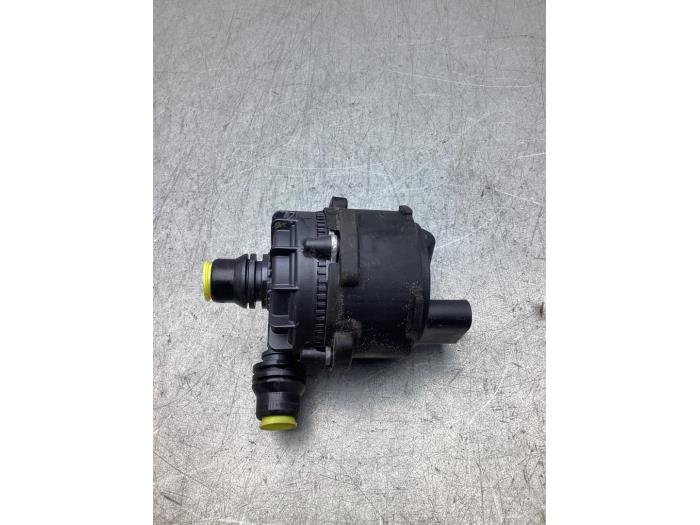 Begagnade Extra vattenpump BMW i4 (G26) M50 84 kWh Pris € 50,00 Marginaltabell erbjuds av Gebr Opdam B.V.