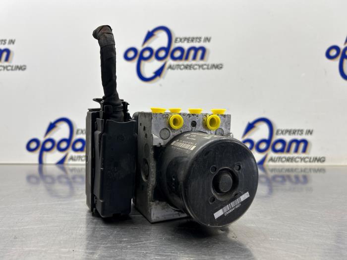 Begagnade ABS-pump Volkswagen Caddy III (2KA,2KH,2CA,2CH) 1.6 TDI 16V Pris € 200,00 Marginaltabell erbjuds av Gebr Opdam B.V.
