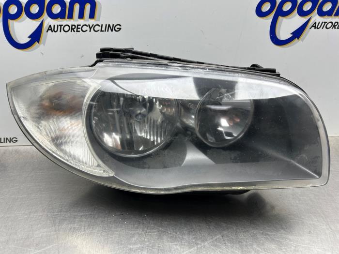 Używane Reflektor prawy BMW 1 serie (E81) 116i 1.6 16V Cena € 100,00 Procedura marży oferowane przez Gebr Opdam B.V.