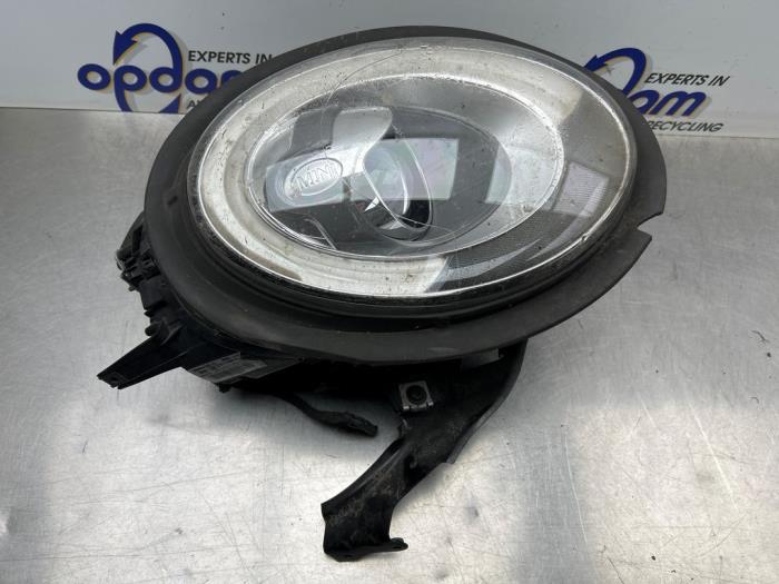 Używane Reflektor prawy Mini Clubman (F54) 1.5 Cooper 12V Cena na żądanie oferowane przez Gebr Opdam B.V.