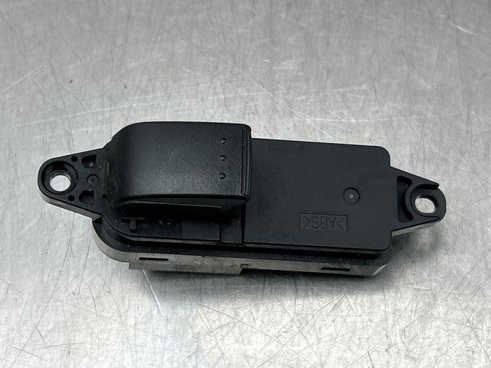 Usados Interruptor de ventanilla eléctrica Mazda 5 (CWA9) 2.0i 16V Precio € 30,00 Norma de margen ofrecido por Gebr Opdam B.V.