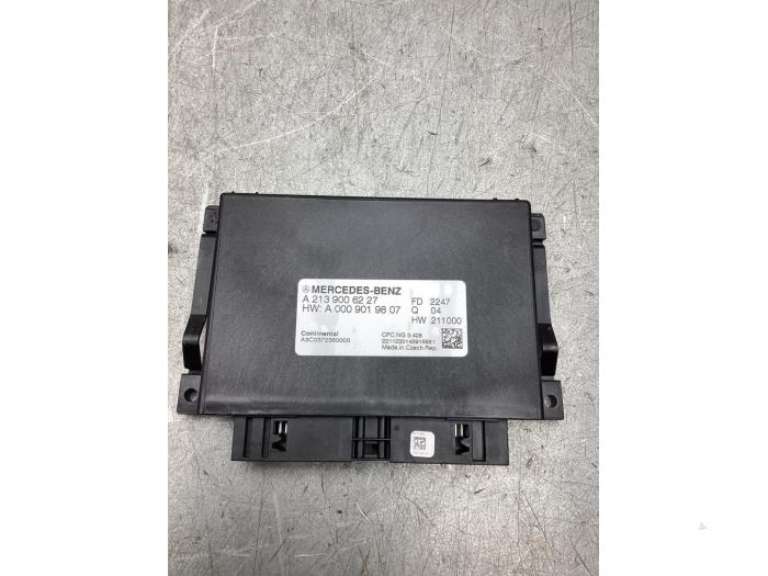 Usagé Module frein à main Mercedes E (W213) E-300 e 2.0 Turbo 16V Prix € 108,90 Prix TTC proposé par Gebr Opdam B.V.