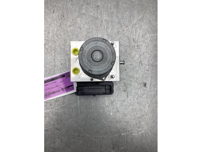 Usagé Bloc ABS Mercedes B (W247) 1.3 B-250 e Turbo 16V Prix € 175,00 Règlement à la marge proposé par Gebr Opdam B.V.