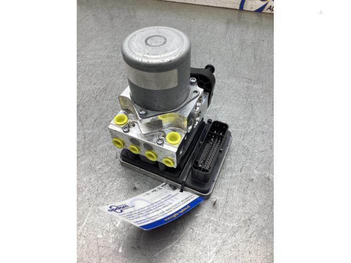 Usagé Bloc ABS Mercedes E (W213) E-300 e 2.0 Turbo 16V Prix € 484,00 Prix TTC proposé par Gebr Opdam B.V.