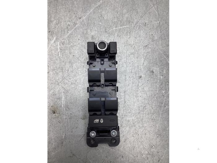 Usados Interruptor de ventanilla eléctrica Landrover Range Rover III (LM) 4.4 V8 32V Precio € 60,00 Norma de margen ofrecido por Gebr Opdam B.V.