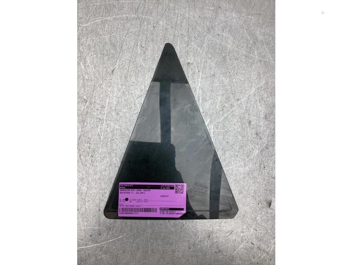 Usados Ventanilla triangular izquierda detrás Kia Stonic (YB) 1.0i T-GDi 12V Eco-Dynamics+ Precio € 35,00 Norma de margen ofrecido por Gebr Opdam B.V.