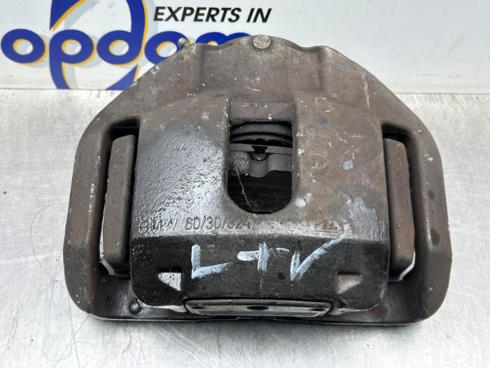 Gebrauchte Bremszange links vorne BMW 5 serie (E60) 520i 24V Preis € 50,00 Margenregelung angeboten von Gebr Opdam B.V.