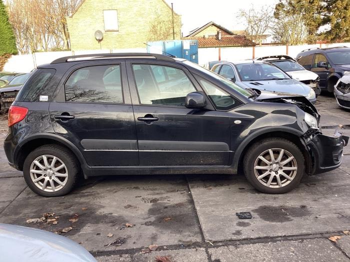 Używane Próg prawy Suzuki SX4 (EY/GY) 1.6 16V 4x2 Cena na żądanie oferowane przez Gebr Opdam B.V.