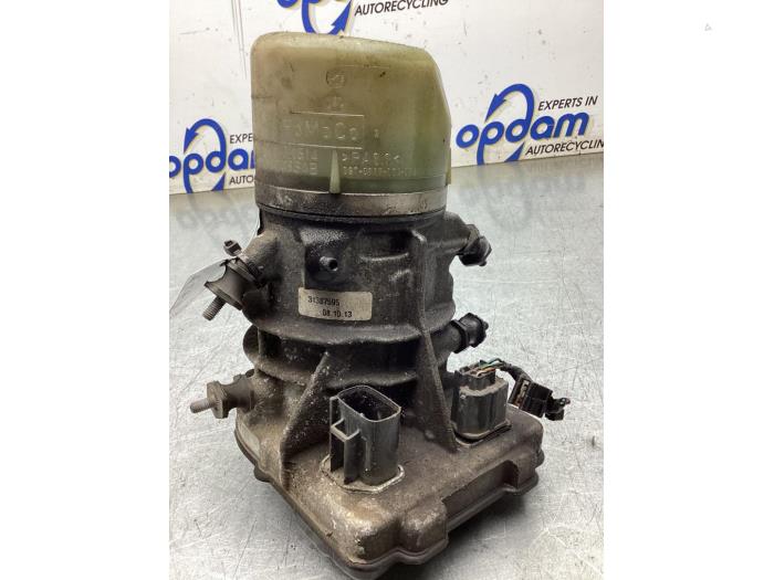 Usagé Pompe de direction Volvo V70 (BW) 1.6 DRIVe,D2 Prix € 125,00 Règlement à la marge proposé par Gebr Opdam B.V.