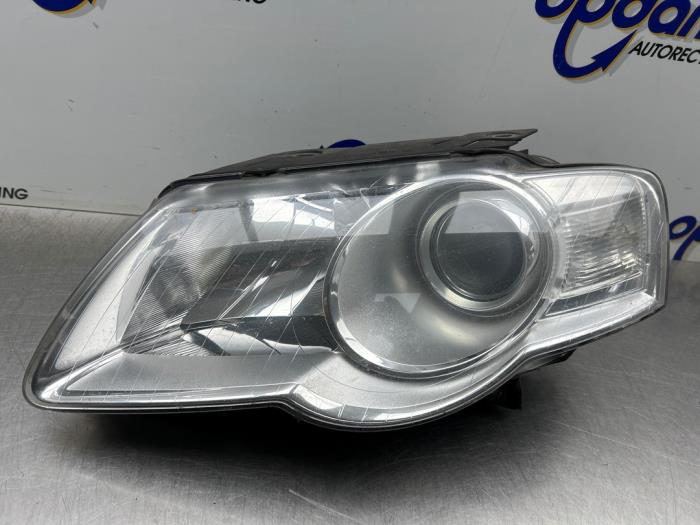 Używane Reflektor lewy Volkswagen Passat (3C2) 2.0 FSI 16V Cena € 75,00 Procedura marży oferowane przez Gebr Opdam B.V.