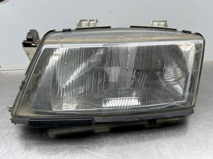 Używane Reflektor lewy Saab 9-3 I (YS3D) 2.0t 16V Cena € 50,00 Procedura marży oferowane przez Gebr Opdam B.V.