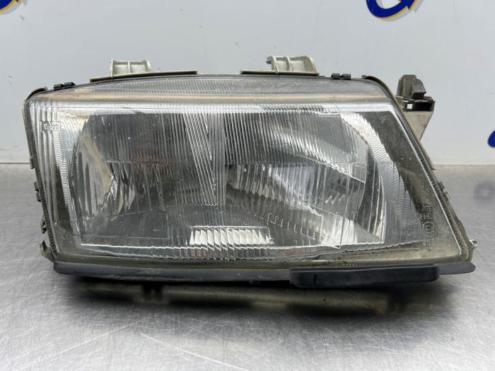Używane Reflektor prawy Saab 9-3 I (YS3D) 2.0t 16V Cena € 50,00 Procedura marży oferowane przez Gebr Opdam B.V.