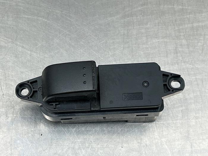 Usados Interruptor de ventanilla eléctrica Mazda 5 (CR19) 1.8i 16V Precio € 25,00 Norma de margen ofrecido por Gebr Opdam B.V.