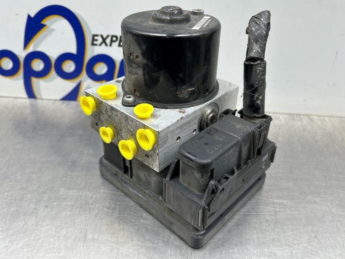 Usagé Bloc ABS Mazda 5 (CR19) 1.8i 16V Prix € 125,00 Règlement à la marge proposé par Gebr Opdam B.V.