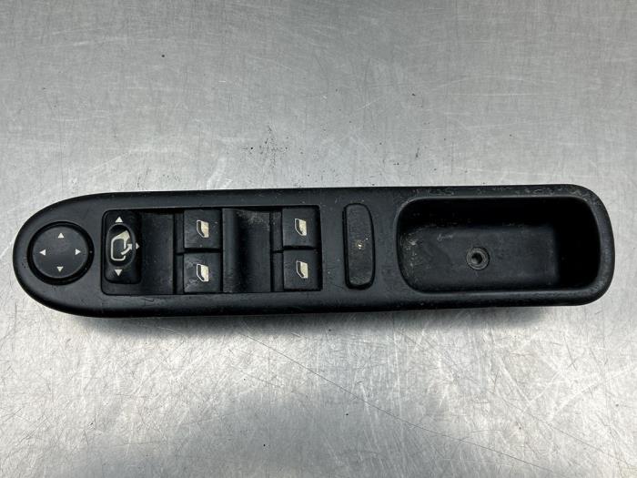 Usados Interruptor de ventanilla eléctrica Peugeot 307 SW (3H) 2.0 16V Precio € 40,00 Norma de margen ofrecido por Gebr Opdam B.V.
