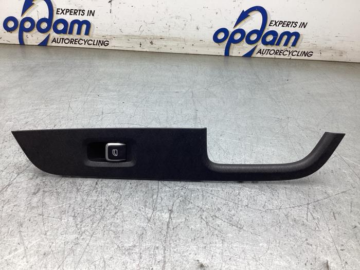 Usados Interruptor de ventanilla eléctrica Lynk &amp; Co 01 1.5 PHEV Precio € 35,00 Norma de margen ofrecido por Gebr Opdam B.V.