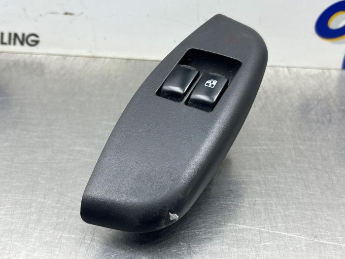 Usados Interruptor de ventanilla eléctrica Chevrolet Kalos (SF48) 1.2 Precio € 25,00 Norma de margen ofrecido por Gebr Opdam B.V.