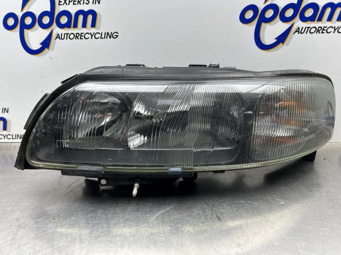 Używane Reflektor lewy Volvo V70 (SW) 2.4 20V 140 Cena € 100,00 Procedura marży oferowane przez Gebr Opdam B.V.
