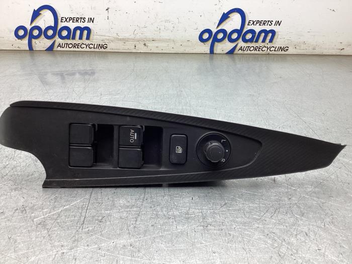 Usados Interruptor de ventanilla eléctrica Mazda 2 (DJ/DL) 1.5 SkyActiv-G 90 Precio € 70,00 Norma de margen ofrecido por Gebr Opdam B.V.
