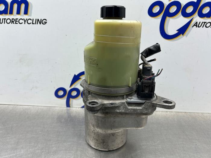 Usagé Pompe de direction Ford Focus 2 C+C 2.0 16V Prix € 150,00 Règlement à la marge proposé par Gebr Opdam B.V.