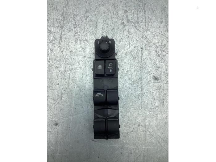 Usados Interruptor de ventanilla eléctrica Mazda CX-3 (DJ/DK) 2.0 SkyActiv-G 121 Precio € 70,00 Norma de margen ofrecido por Gebr Opdam B.V.