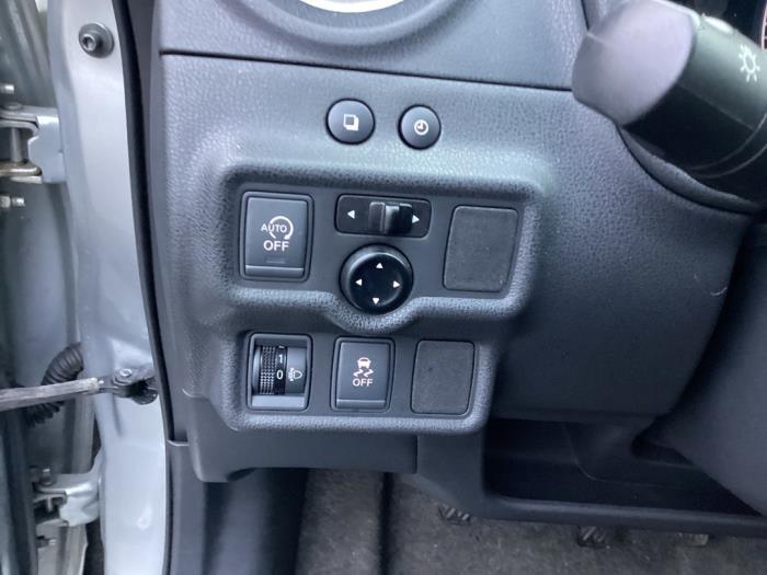 Używane Przelacznik ASR Nissan Note (E12) 1.2 68 Cena na żądanie oferowane przez Gebr Opdam B.V.