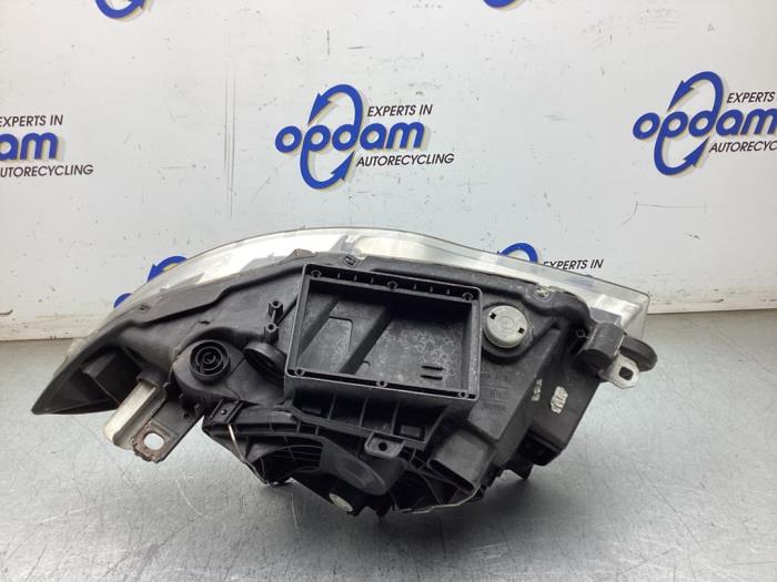 Używane Reflektor prawy BMW 1 serie (E87/87N) 116i 1.6 16V Cena € 75,00 Procedura marży oferowane przez Gebr Opdam B.V.