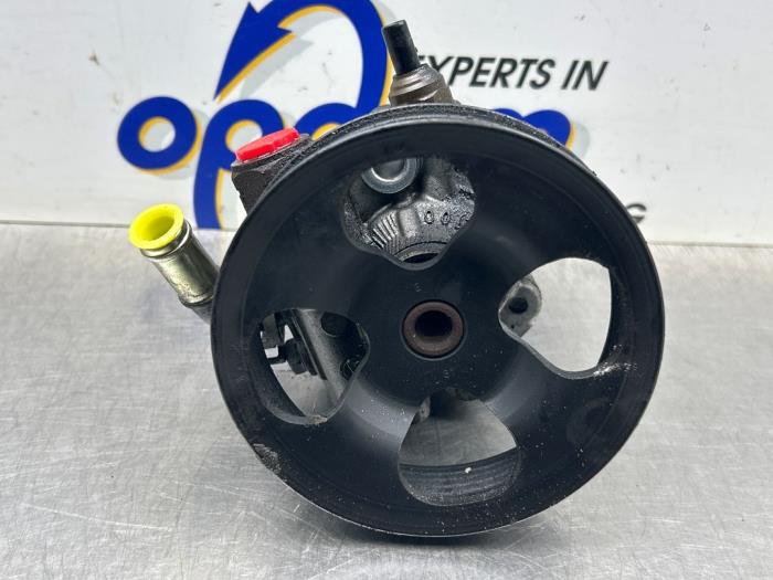 Usagé Pompe de direction Toyota Avensis Wagon (T25/B1E) 2.0 16V VVT-i D4 Prix € 75,00 Règlement à la marge proposé par Gebr Opdam B.V.