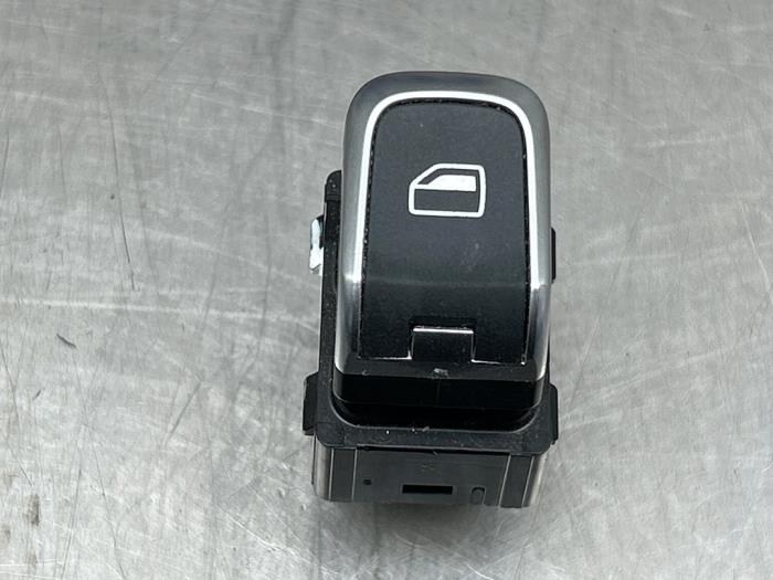Usados Interruptor de ventanilla eléctrica Audi A3 Sportback (8VA/8VF) 1.4 TFSI 16V Precio € 30,00 Norma de margen ofrecido por Gebr Opdam B.V.