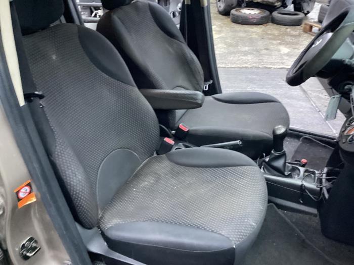 Używane Fotel prawy Nissan Note (E11) 1.4 16V Cena na żądanie oferowane przez Gebr Opdam B.V.