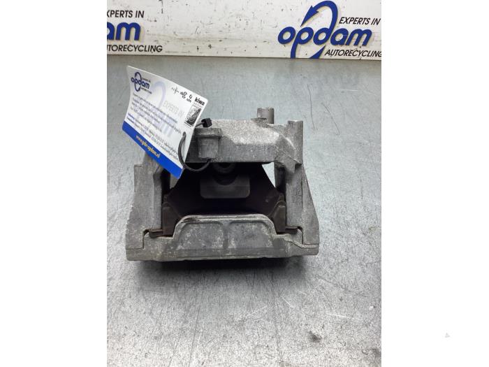 Engine mount from a Volkswagen Caddy IV 2.0 TDI 75 2019