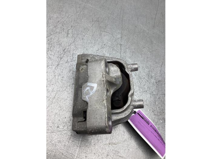 Engine mount from a Volkswagen Caddy IV 2.0 TDI 75 2019