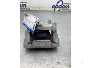 Engine mount from a Volkswagen Caddy IV 2.0 TDI 75 2019