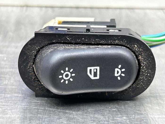 Używane Sciemniacz kokpitowy Saab 9-3 I (YS3D) 2.0,S 16V Cena € 25,00 Procedura marży oferowane przez Gebr Opdam B.V.