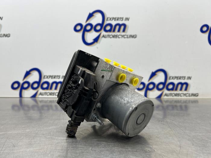 Begagnade ABS-pump Nissan Qashqai (J10) 2.0 16V Pris € 200,00 Marginaltabell erbjuds av Gebr Opdam B.V.
