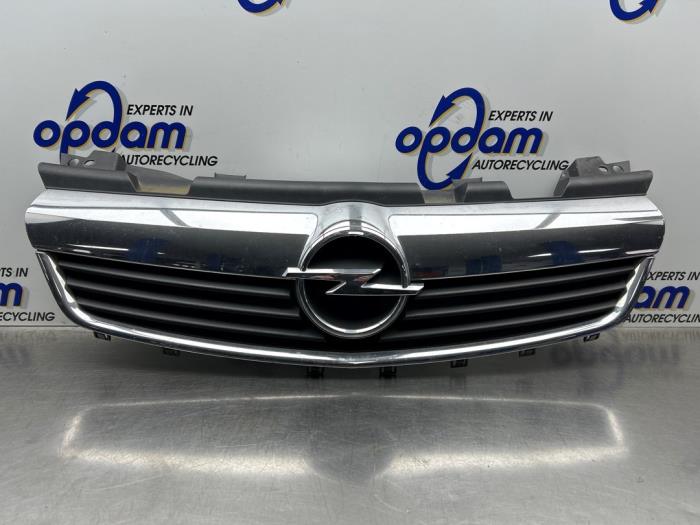Używane Grill Opel Zafira (M75) 1.6 16V Cena € 65,00 Procedura marży oferowane przez Gebr Opdam B.V.