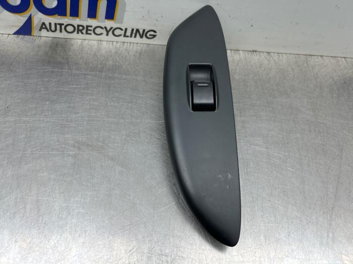 Usados Interruptor de ventanilla eléctrica Toyota Yaris (P1) 1.3 16V VVT-i Precio € 20,00 Norma de margen ofrecido por Gebr Opdam B.V.