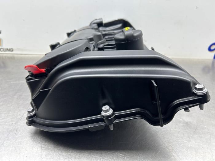 Ventildeckel van een Peugeot 5008 II (M4/MC/MJ/MR) 1.6 16V PureTech 180 2018