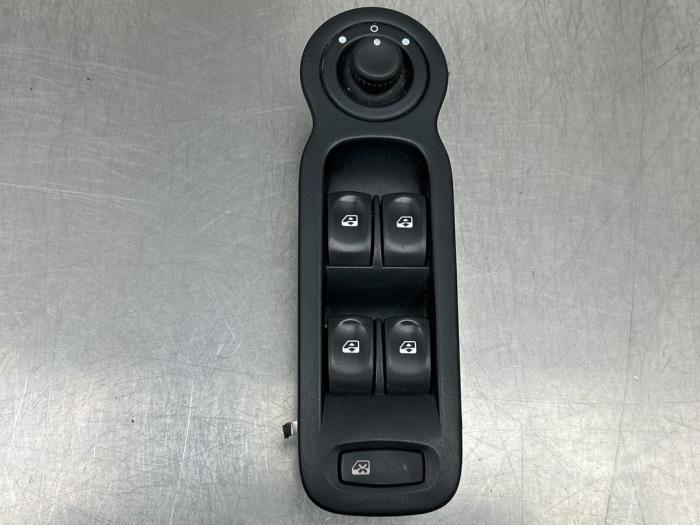 Usados Interruptor de ventanilla eléctrica Renault Modus/Grand Modus (JP) 1.2 16V TCE 100 Precio € 45,00 Norma de margen ofrecido por Gebr Opdam B.V.