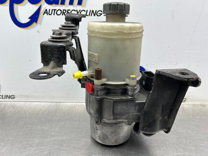 Usagé Pompe de direction Volkswagen Polo IV (9N1/2/3) 1.4 16V Prix € 225,00 Règlement à la marge proposé par Gebr Opdam B.V.
