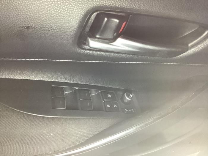 Usados Interruptor de ventanilla eléctrica Toyota Corolla Touring Sport (E21/EH1) 1.8 16V Hybrid Precio € 75,00 Norma de margen ofrecido por Gebr Opdam B.V.