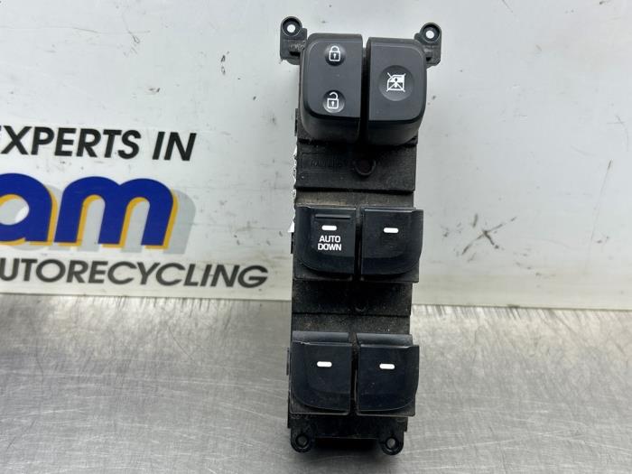 Usados Interruptor de ventanilla eléctrica Hyundai i10 (B5) 1.0 12V Precio € 40,00 Norma de margen ofrecido por Gebr Opdam B.V.