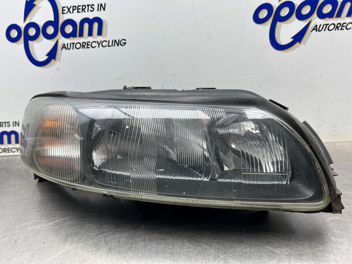 Używane Reflektor prawy Volvo V70 (SW) 2.4 20V 170 Cena € 125,00 Procedura marży oferowane przez Gebr Opdam B.V.