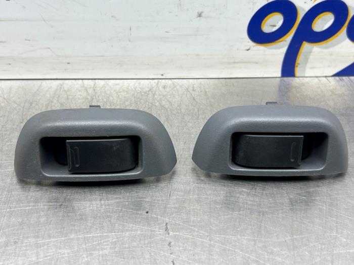Usados Interruptor de ventanilla eléctrica Peugeot 107 1.0 12V Precio € 30,00 Norma de margen ofrecido por Gebr Opdam B.V.