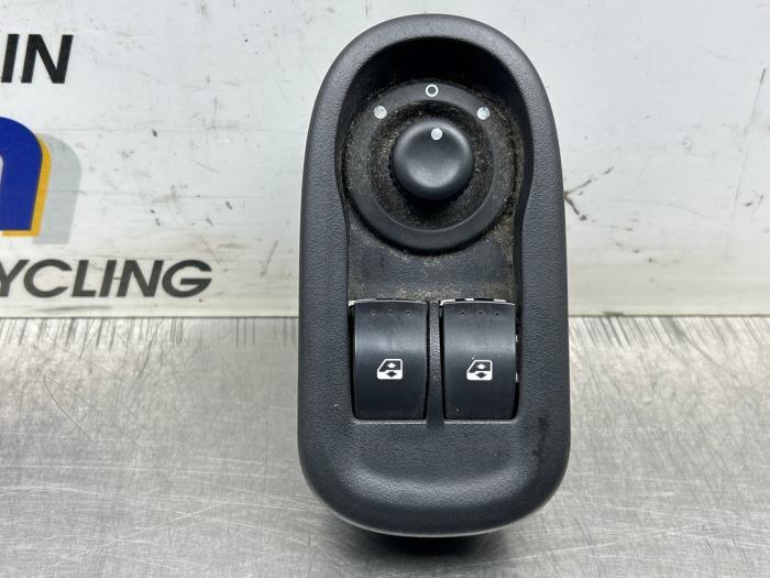 Usados Interruptor de ventanilla eléctrica Renault Master III (MA/MB/MC/MD/MH/MF/MG/MH) 2.3 dCi 16V Precio € 40,00 Norma de margen ofrecido por Gebr Opdam B.V.