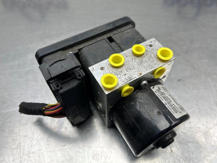 Bloc ABS d'un BMW 3 serie Touring (E91) 318i 16V 2010