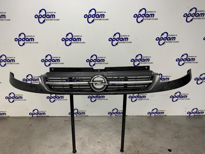 Używane Grill Opel Vivaro 2.5 DTI 16V Cena € 75,00 Procedura marży oferowane przez Gebr Opdam B.V.