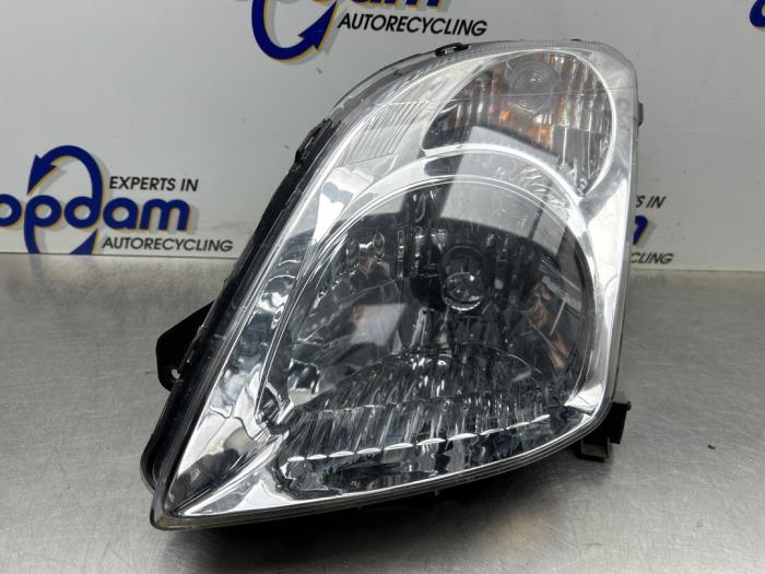 Używane Reflektor lewy Suzuki Swift (ZA/ZC/ZD1/2/3/9) 1.3 VVT 16V Cena € 60,00 Procedura marży oferowane przez Gebr Opdam B.V.