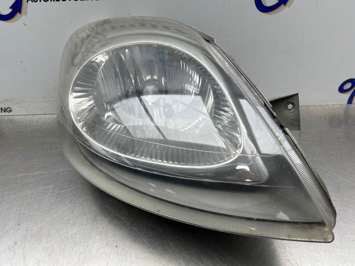 Używane Reflektor prawy Opel Vivaro 2.5 DTI 16V Cena € 40,00 Procedura marży oferowane przez Gebr Opdam B.V.